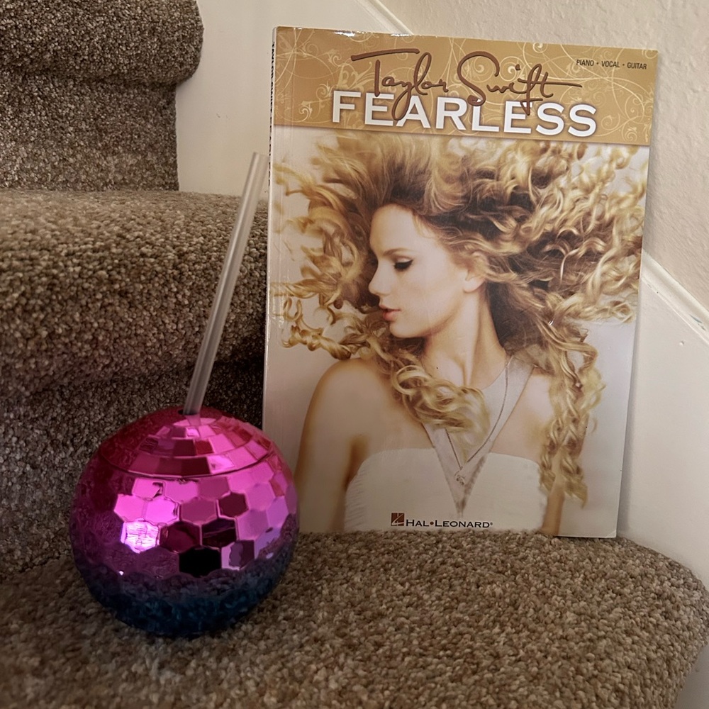 BUNDLE:TAYLOR SWIFT FEARLESS PIANO/VOCAL/GUITAR Song book & concert drink holder
